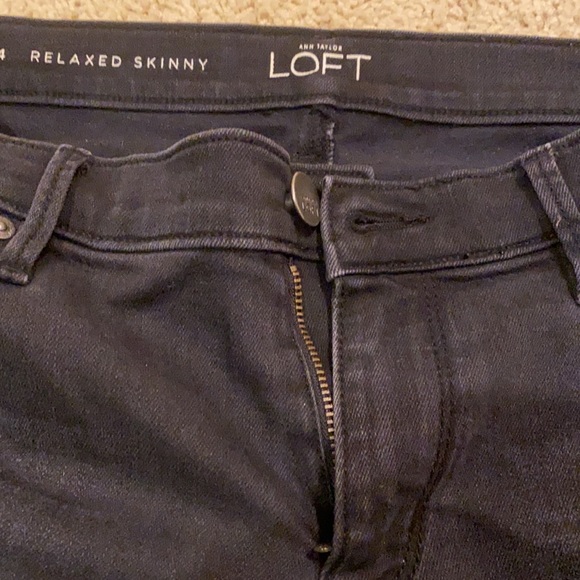 Ann Taylor LOFT Relaxed Skinny BLACK jeans. Size 27/4-Distressed stretchy fabric - Picture 9 of 10